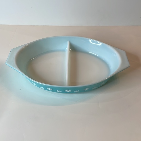 Vintage Pyrex White on Turquoise Snowflake 1 1/2 qt Divided Casserole Dish - Picture 5 of 10